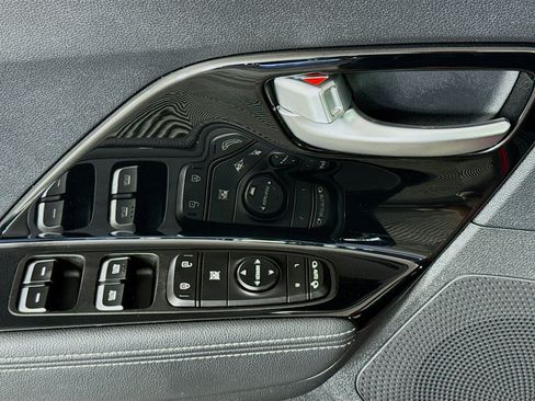Used 2018 Kia Niro EX FWD image 39