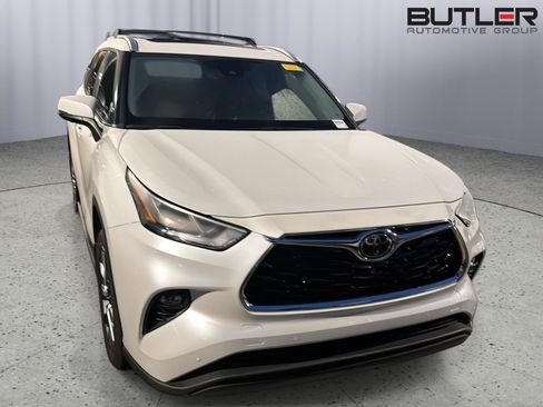 Used 2022 Toyota Highlander Limited AWD/4WD image 3