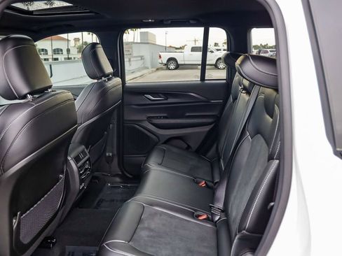 Certified 2025 Jeep Grand Cherokee Altitude image 20