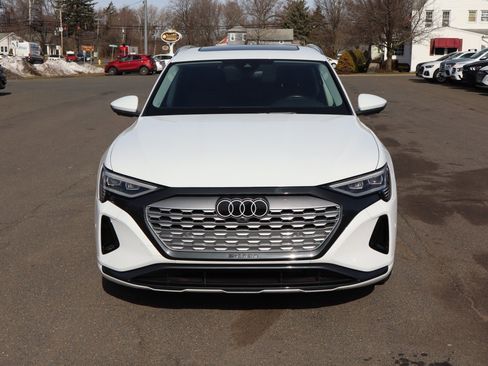 Used 2024 Audi Q8 e-tron Premium Plus w/ Premium Plus Package image 2