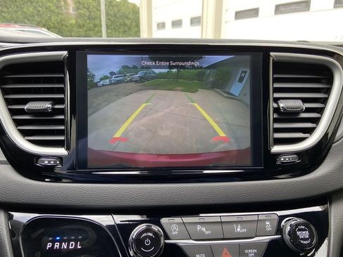 Used 2025 Chrysler Pacifica Select FWD image 19