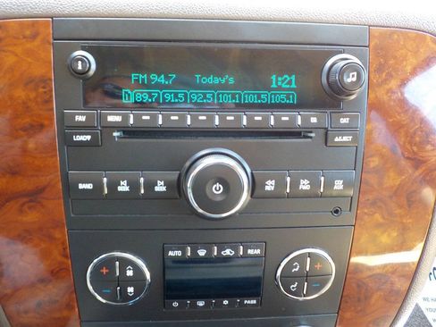 Used 2009 Chevrolet Suburban LT w/ Luxury Package RWD image 17