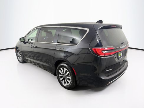 Used 2023 Chrysler Pacifica Touring-L FWD image 5