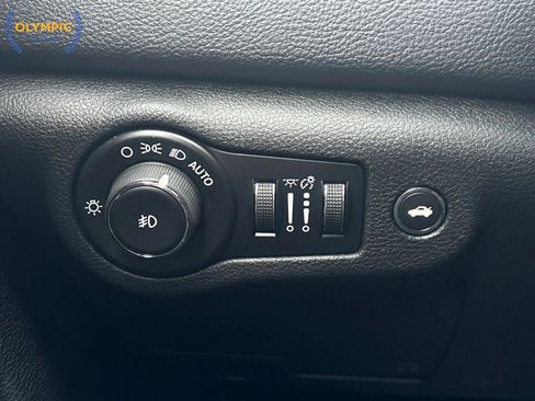 Used 2015 Chrysler 200 S image 33