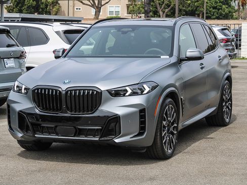 New 2026 BMW X5 xDrive50e image 3