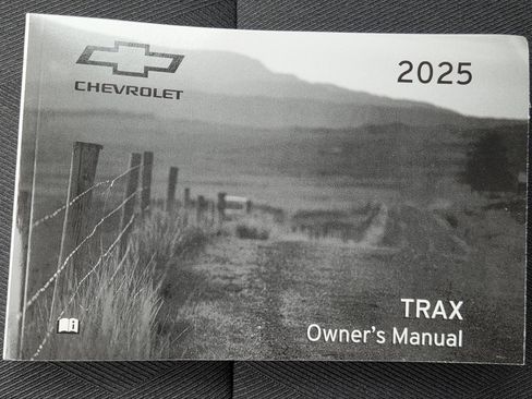 Used 2025 Chevrolet Trax RS FWD image 41