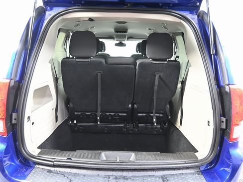 Used 2019 Dodge Grand Caravan SE w/ UConnect Hands-Free Group image 17