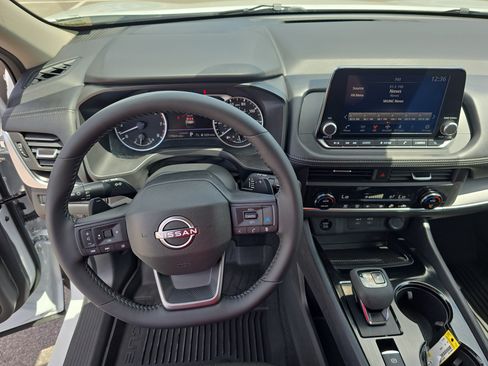 Used 2025 Nissan Rogue SV FWD image 17