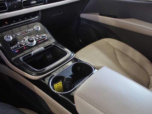 Used 2022 Lincoln Nautilus FWD w/ Premium Package image 19
