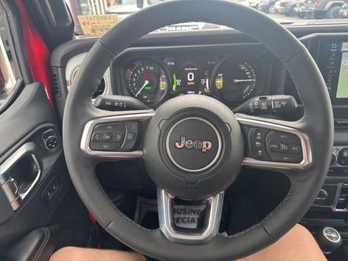 Used 2025 Jeep Wrangler Unlimited Sahara image 16