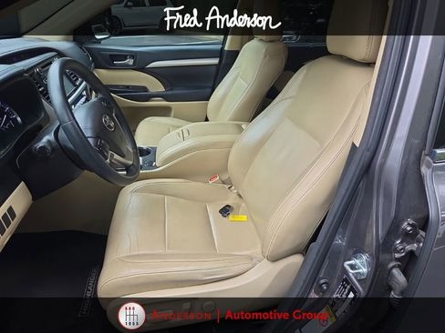 Used 2016 Toyota Highlander XLE FWD image 2