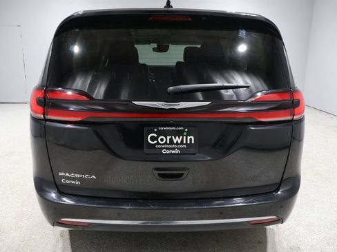 Used 2023 Chrysler Pacifica Touring-L image 3