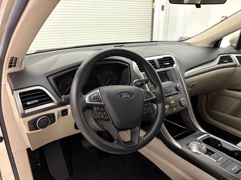 Used 2018 Ford Fusion SE FWD image 2