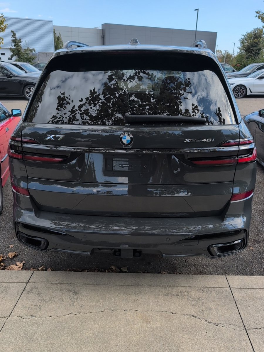 Used 2024 BMW X7 xDrive40i w/ M Sport Package AWD/4WD image 3