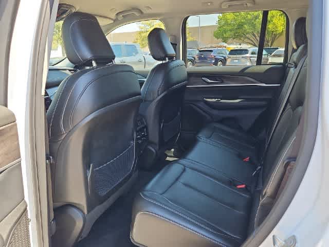 Used 2023 Jeep Grand Cherokee Limited w/ Black Appearance Package AWD/4WD image 16