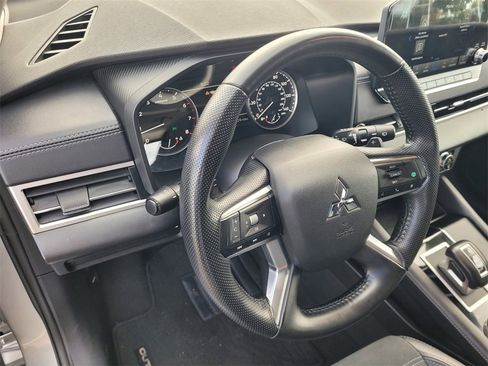 Used 2024 Mitsubishi Outlander SE image 25