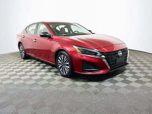 Used 2025 Nissan Altima 2.5 SV FWD image 1
