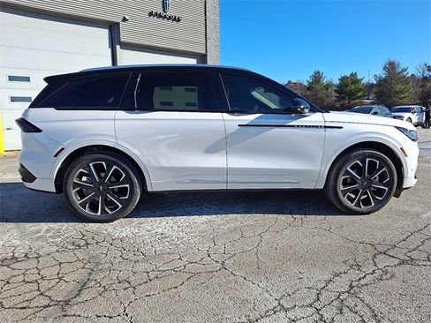 Certified 2024 Lincoln Nautilus Reserve image 7