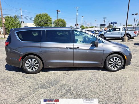 Used 2022 Chrysler Pacifica Touring-L w/ Uconnect Theater Family Group image 25