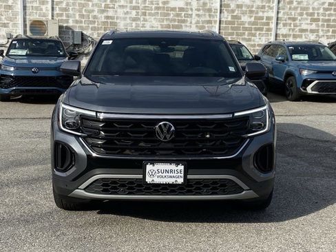 Used 2025 Volkswagen Atlas Cross Sport SE w/ Panoramic Sunroof Package image 2