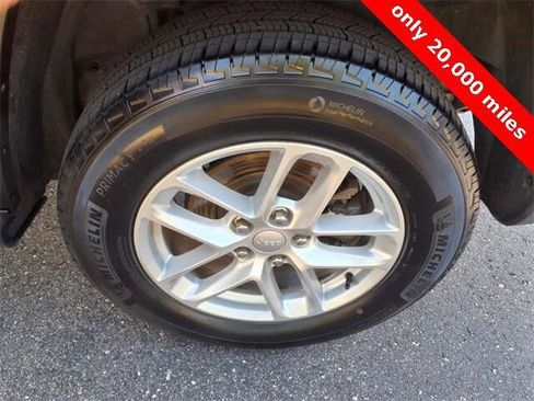 Certified 2024 Jeep Grand Cherokee Laredo X image 15