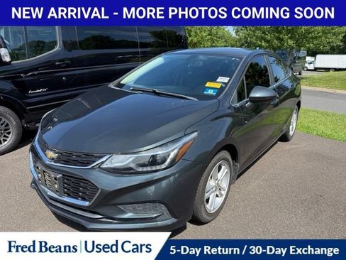 Used 2018 Chevrolet Cruze LT w/ Convenience Package FWD image 3