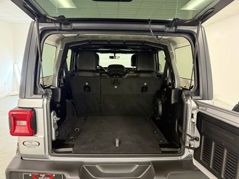 Used 2019 Jeep Wrangler Unlimited Sahara image 9
