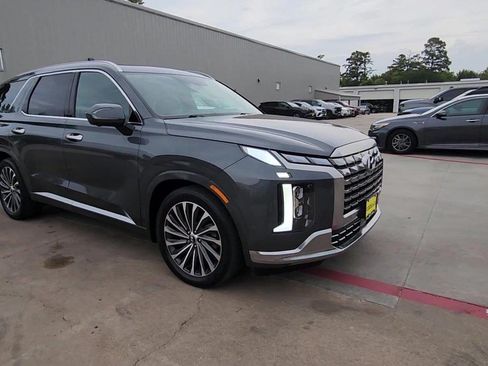 Used 2025 Hyundai Palisade Calligraphy FWD image 2