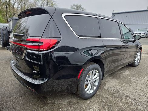 New 2026 Chrysler Pacifica Select image 4