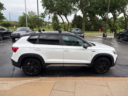 Used 2024 Volkswagen Taos SE w/ Panoramic Sunroof Package AWD/4WD image 7