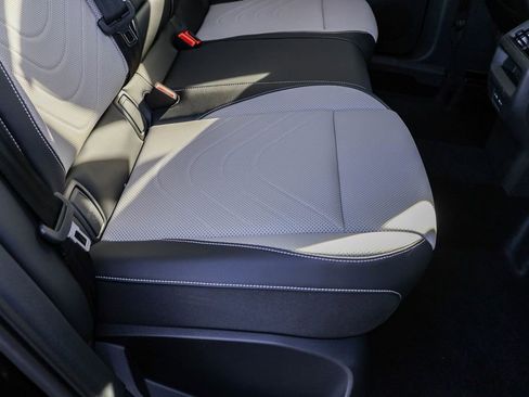 New 2025 Volkswagen Tiguan SE image 38