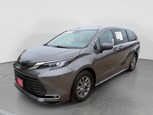 Used 2024 Toyota Sienna XLE FWD image 8