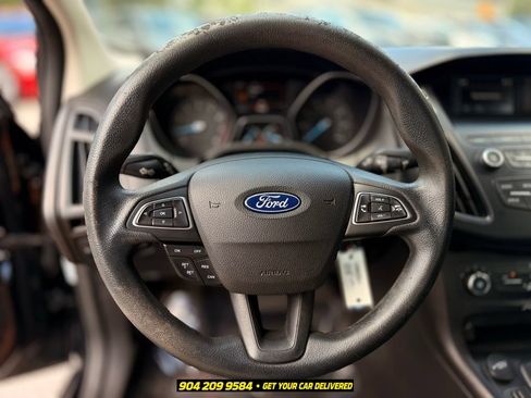 Used 2018 Ford Focus SE FWD image 13