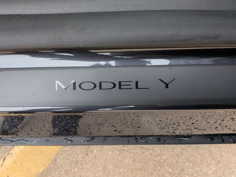 Used 2024 Tesla Model Y 2WD image 36