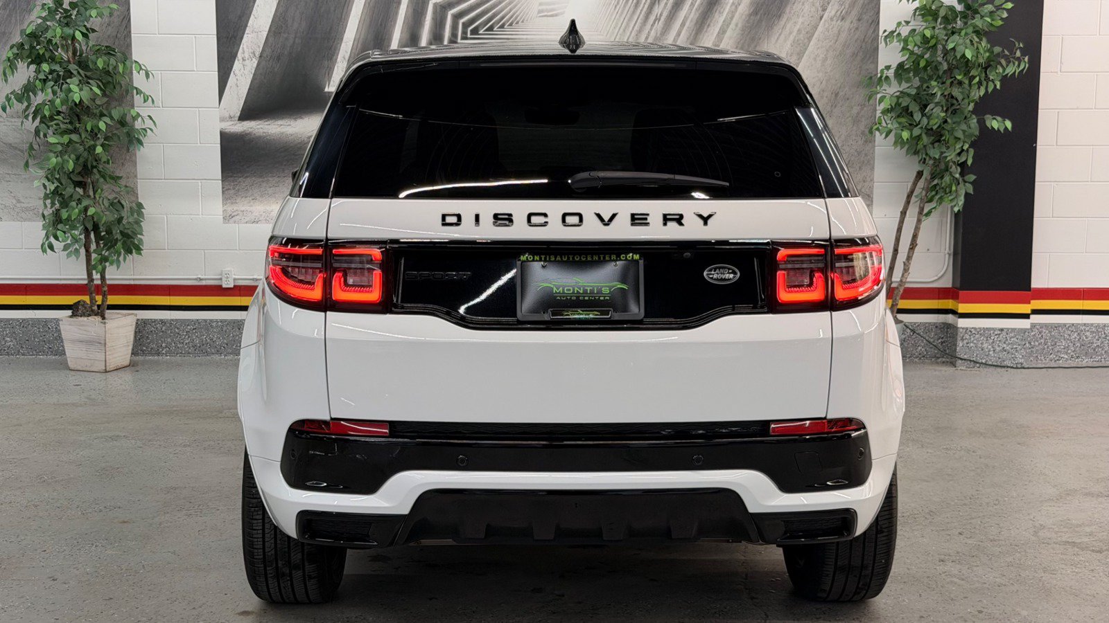 Used 2023 Land Rover Discovery Sport SE R-Dynamic AWD/4WD image 8