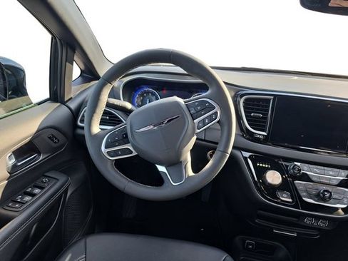 Used 2025 Chrysler Pacifica Select FWD image 14