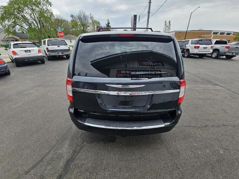 Used 2014 Chrysler Town & Country Touring FWD image 9