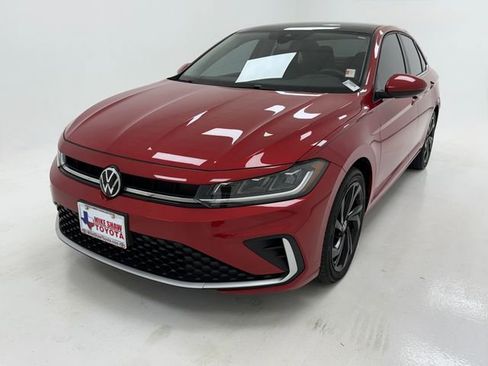 Used 2025 Volkswagen Jetta SE FWD image 4