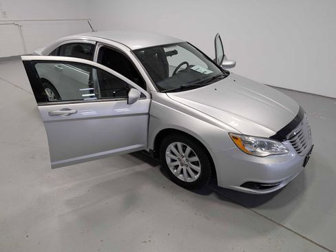 Used 2012 Chrysler 200 Touring FWD image 16
