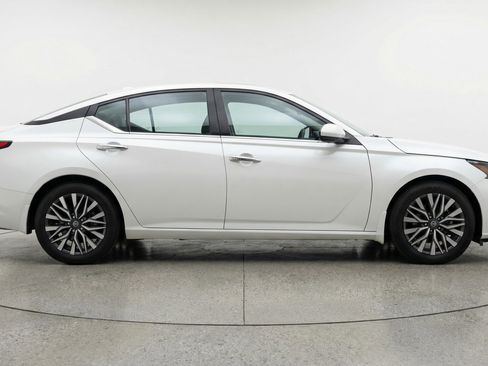 Used 2025 Nissan Altima 2.5 SV image 11