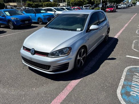Used 2015 Volkswagen Golf 4-Door FWD image 3