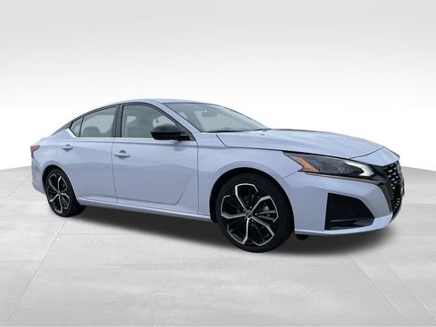 Used 2024 Nissan Altima 2.5 SR FWD image 2