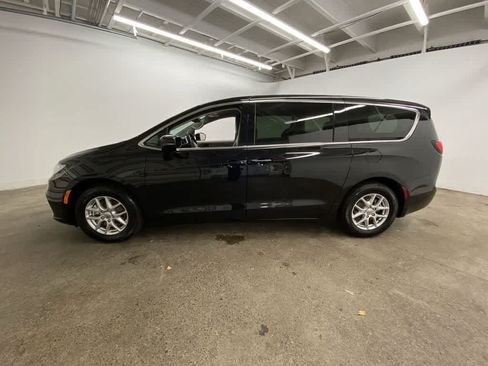 Used 2024 Chrysler Pacifica Touring-L FWD image 3