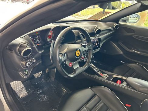 Used 2019 Ferrari Portofino Base image 21