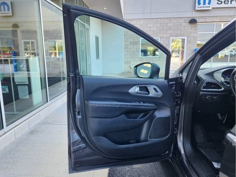 Used 2021 Chrysler Pacifica Touring-L w/ Premium & Safety Sphere Group FWD image 18