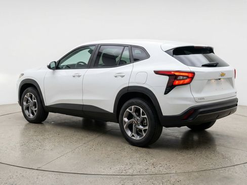 Used 2025 Chevrolet Trax LT w/ LT Convenience Package image 6