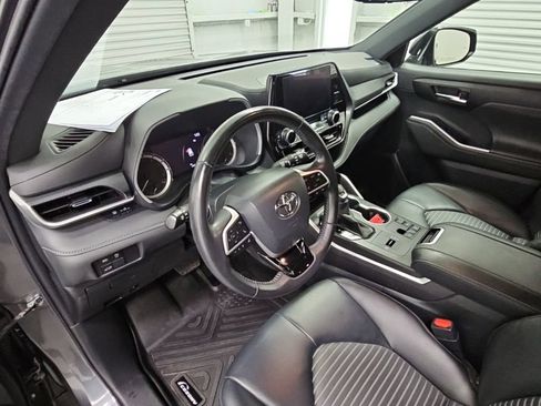 Used 2024 Toyota Highlander XSE FWD image 11