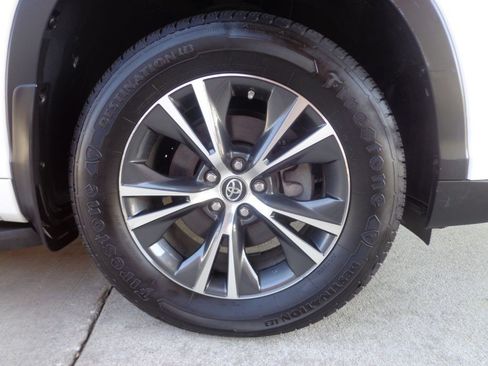 Used 2016 Toyota Highlander XLE AWD/4WD image 9