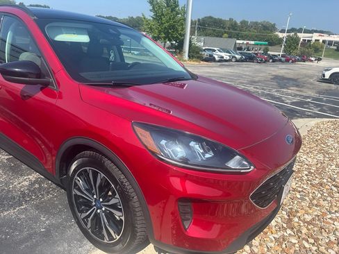 Used 2022 Ford Escape SE w/ SE Sport Appearance Package FWD image 3