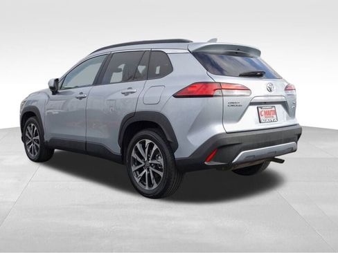 Used 2024 Toyota Corolla Cross XLE image 6